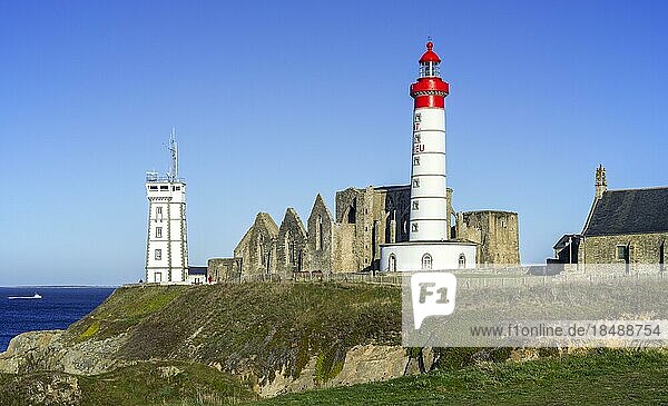 The Pointe Saint Mathieu with its signal station  lighthouse and abbey ruins at Plougonvelin  Finistère  Brittany  France  Europe