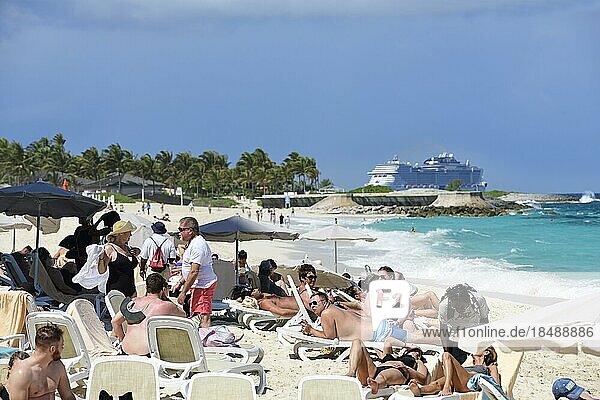 Touristen am Cabbage Beach  Paradise Island  Nassau  New Providence  Bahamas  Mittelamerika