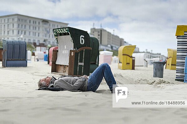 Thema: Ausruhen. Mittagsschlaf am Strand von Borkum.  Borkum  Deutschland  Europa