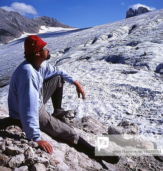 AUT  Austria: The versatility of the Alpine mountains inspires not only residents from the flat countryside  here the mountains in the years 1965 to 1971. Glacier tour  rest at the glacier on the High Dachstein