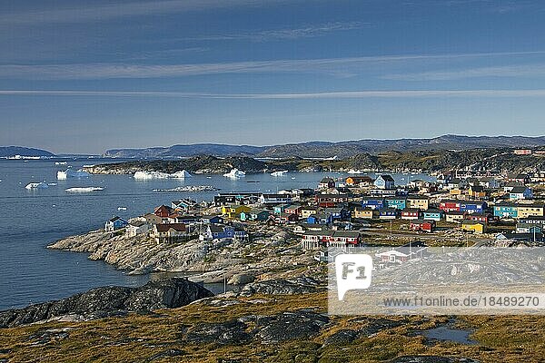 Bunte Häuser in der Stadt Ilulissat  Jakobshavn  Diskobucht Grönland