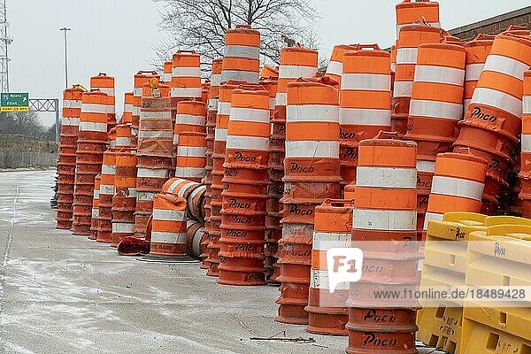 Madison Heights  Michigan  Straßenschilder und orangefarbene Fässer für ein Autobahnbauprojekt entlang einer Interstate Highway in einem Vorort von Detroit