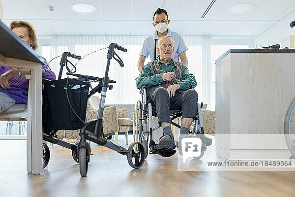 Pfleger mit Mann im Rollstuhl im Pflegeheim  Heidelberg  Deutschland  Europa