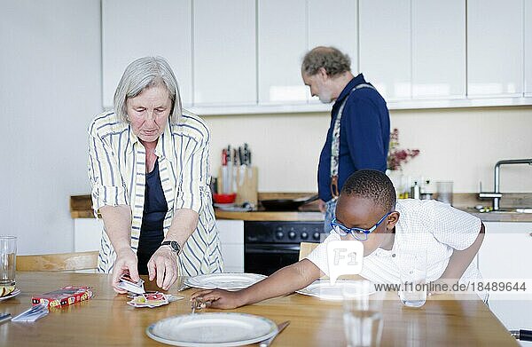 Großeltern auf Zeit. Älteres Paar betreut ehrenamtlich für einige Stunden in der Woche einen Jungen aus Afrika.  Bonn  Deutschland  Europa