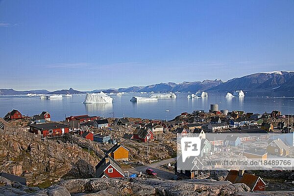 Dorf Uummannaq mit bunten Häusern und Eisbergen im Fjord  Nordgrönland  Grönland  Nordamerika