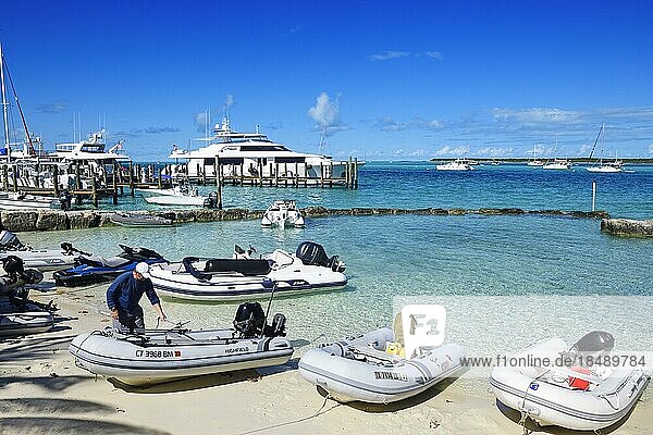 Beiboote am Strand und Segeljachten im Hafen von Staniel Cay  Exuma Cays  Bahamas  Mittelamerika