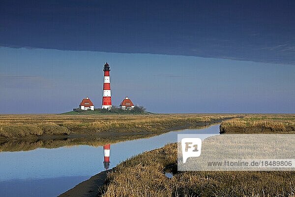 Lighthouse Westerheversand and salt marshes at Westerhever  North Frisia  Schleswig-Holstein  Germany  Europe