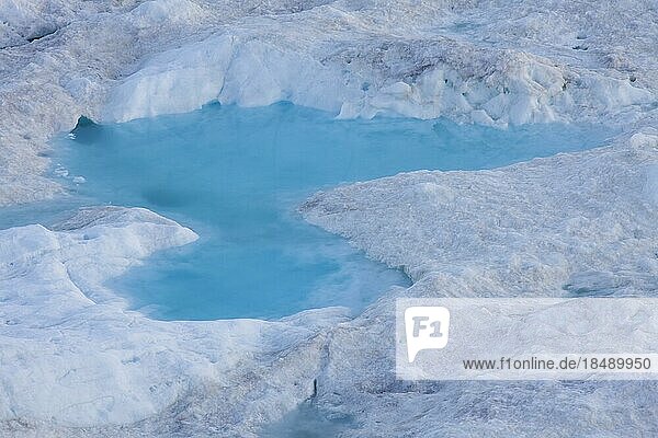 Pfütze auf Eisberg  Kangia Eisfjord  Diskobucht Westgrönland Grönland