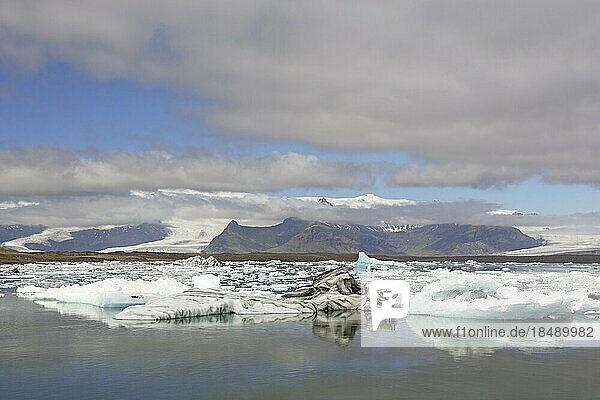 Treibeis im Jökulsárlón  Joekusarlon im Sommer  Gletschersee im südlichen Teil des Vatnajökull Nationalparks  Südostisland