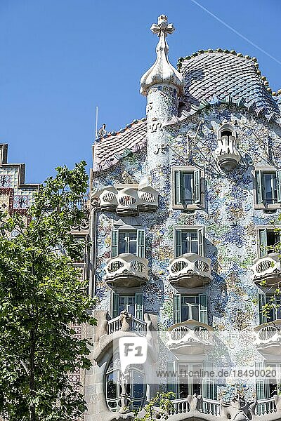 Kunstvolle Fassade des Casa Batlló von Antoni Gaudí  Passeig de Gràcia  Barcelona  Katalonien  Spanien  Europa