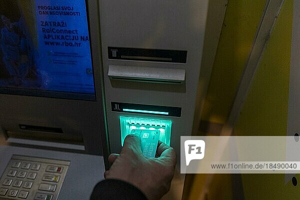 Mann am Geldautomat in Zagreb  11.04.2022. Bankomat  Zagreb  Kroatien  Europa