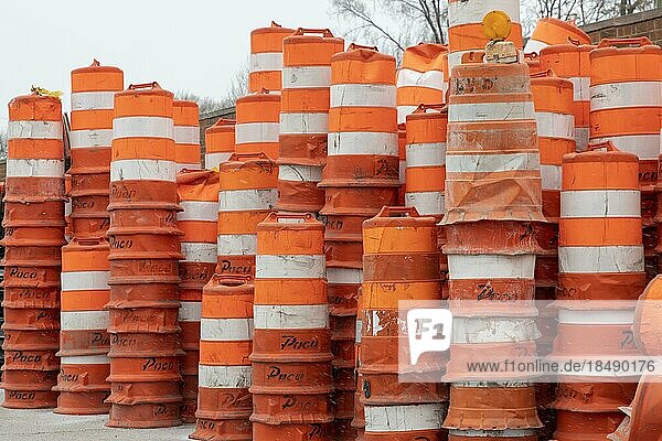 Madison Heights  Michigan  Straßenschilder und orangefarbene Fässer für ein Autobahnbauprojekt entlang einer Interstate Highway in einem Vorort von Detroit