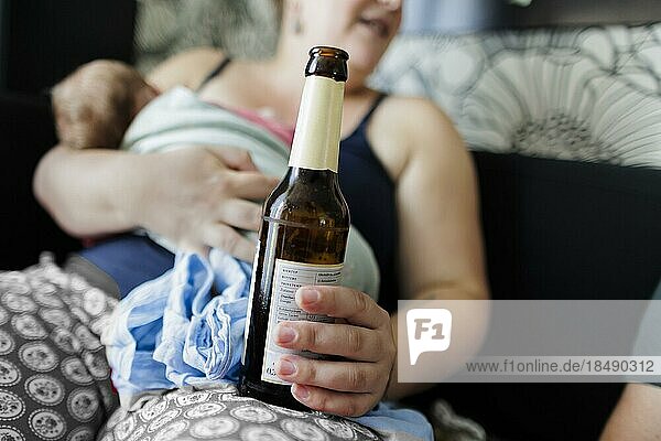 Thema: Alkohol trinkende  stillende Mutter.  Deutschland  Europa