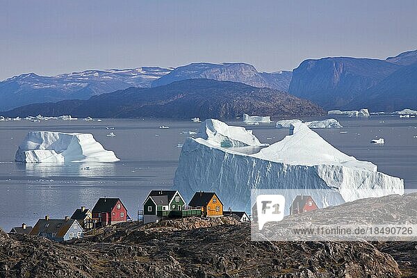Dorf Uummannaq mit bunten Häusern und Eisbergen im Fjord  Nordgrönland  Grönland  Nordamerika