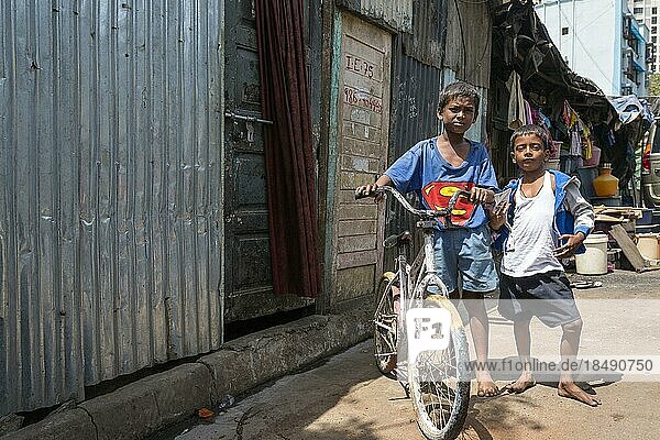 Dharavi in the middle of the city  Asias largest slum with an estimated 600  000 people  Mumbai  Maharashtra  India  Asia