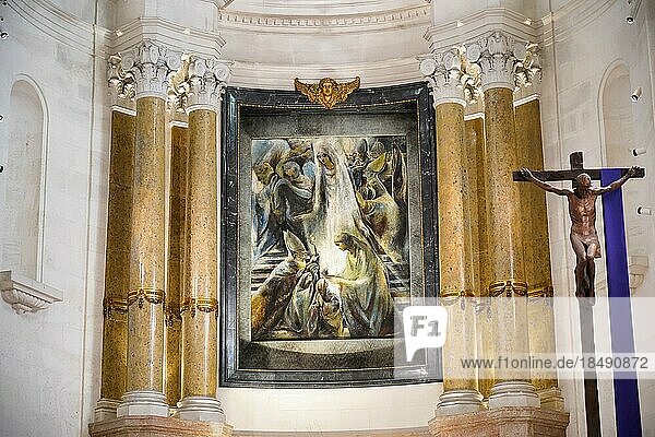 Altarbereich  Innenansicht der Basilika Unserer Lieben Frau vom Rosenkranz in Fatima in Zentralportugal  Fatima  Portugal  Europa