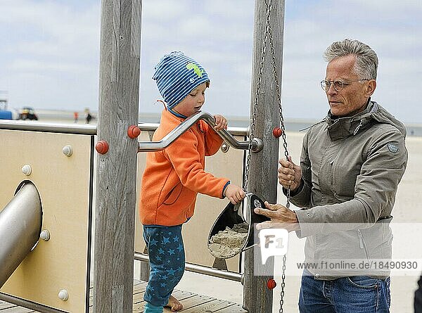 Mann spielt mit einem Kind am Strand.  Borkum  Deutschland  Europa