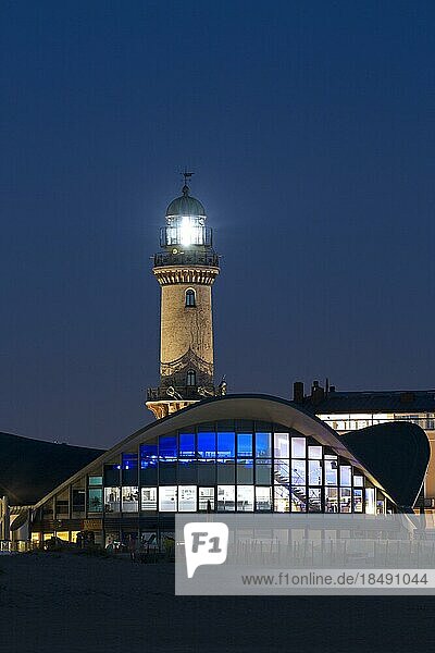 Leuchtturm und Teepott  erbaut im Bauhausstil bei Nacht  Warnemünde  Warnemünde  MecklenburgVorpommern MecklenburgVorpommern Deutschland