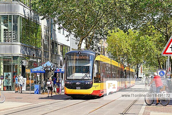 Regionale Straßenbahn fährt an einem sonnigen Sommertag durch das Stadtzentrum  Karlsruhe  Deutschland  Europa