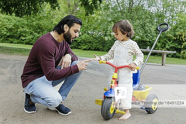 Vater mit Kind auf einem Spielplatz im Grünen  Bonn  Deutschland  Europa