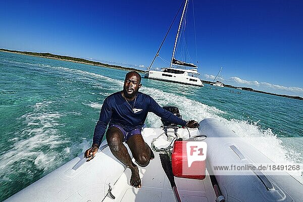 Kapitän Altarion Rolle mit dem Beiboot  Exuma Cays  Bahamas  Mittelamerika