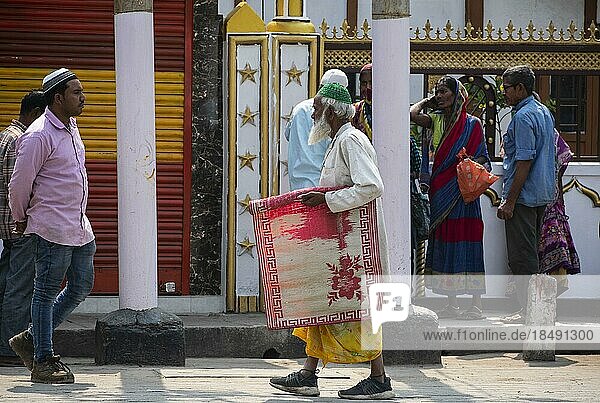 Indian Muslims arrives to perform the second Friday prayer in the holy month of Ramadan at a Mosque in Guwahati  India on March 31  2023