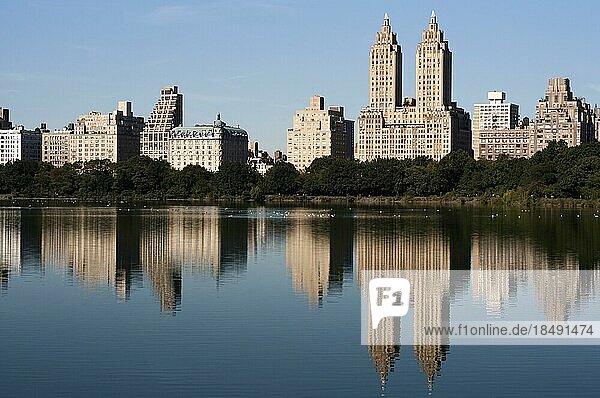 Skyline of Central Park West  seen from the Lake in Central Park  New York City  New York  USA  Nordamerika