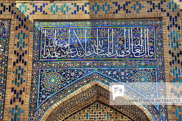 Torbogen zum Oberen Komplex  Shah-I-Zinda  UNESCO-Weltkulturerbe  Samarkand  Usbekistan  Zentralasien  Asien