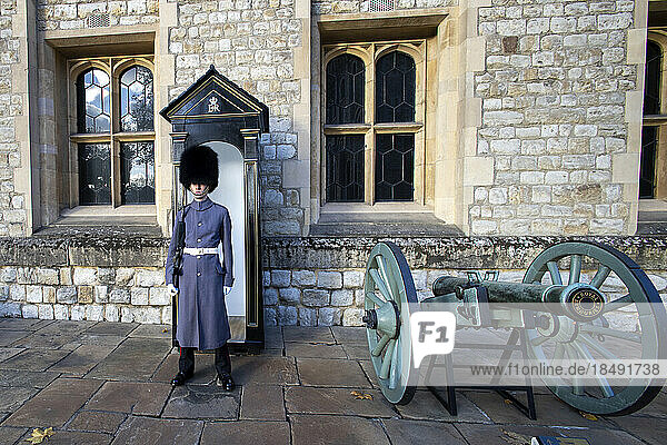Wache vor den Kronjuwelen im Tower of London  UNESCO-Weltkulturerbe  London  England  Vereinigtes Königreich  Europa
