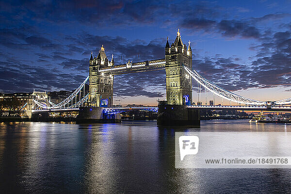 Tower Bridge und Themse bei Tagesanbruch  London  England  Vereinigtes Königreich  Europa
