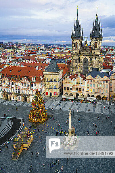 Weihnachtsbaum auf dem Altstädter Ring mit der Kirche Unserer Lieben Frau vor Tyn  UNESCO-Weltkulturerbe  Prag  Böhmen  Tschechische Republik (Tschechien)  Europa