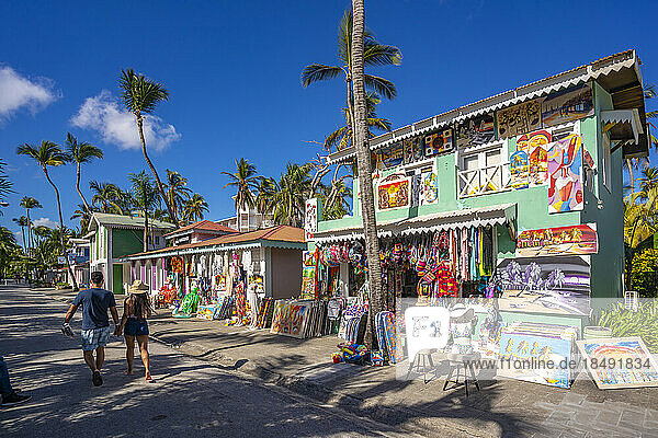 Blick auf bunte Geschäfte am Bavaro Beach  Punta Cana  Dominikanische Republik  Westindien  Karibik  Mittelamerika