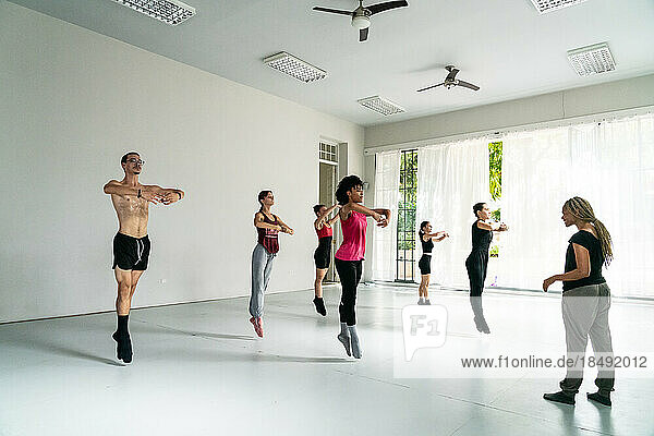 Tänzerinnen und Tänzer der Ballettkompanie Mi Compania  Havanna  Kuba  Westindien  Karibik  Mittelamerika  bei den Proben