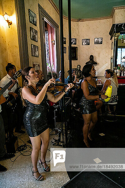 Die Salsa-Band in voller Fahrt  einschließlich Violinistinnen  El Floridita Bar  ein Treffpunkt von Hemingway  Havanna  Kuba  Westindien  Karibik  Mittelamerika