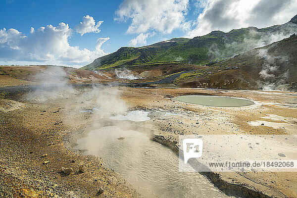 Dampfende Pools  geothermisches Gebiet und heiße Quellen in Seltun Hot Springs  Krysuvik  Hauptstadtregion  Island  Polarregionen