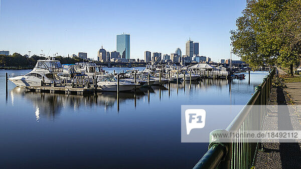 Boston Skyline mit Booten im Hafen  Boston  Massachusetts  Neuengland  Vereinigte Staaten von Amerika  Nordamerika