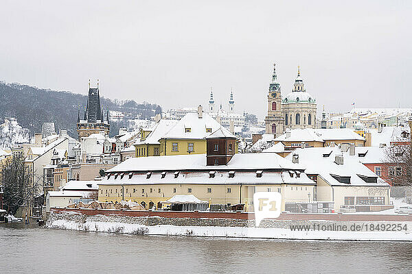 Prager Kleinseite  dominiert von der St.-Nikolaus-Kirche mit Schnee im Winter  UNESCO-Weltkulturerbe  Prag  Tschechische Republik (Tschechien)  Europa