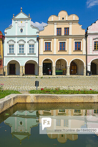 Ikonische Häuser am Zacharias-von-Hradec-Platz mit Spiegelung in Horni kasna (Oberer Brunnen)  UNESCO-Weltkulturerbe  Telc  Tschechische Republik (Tschechien)  Europa