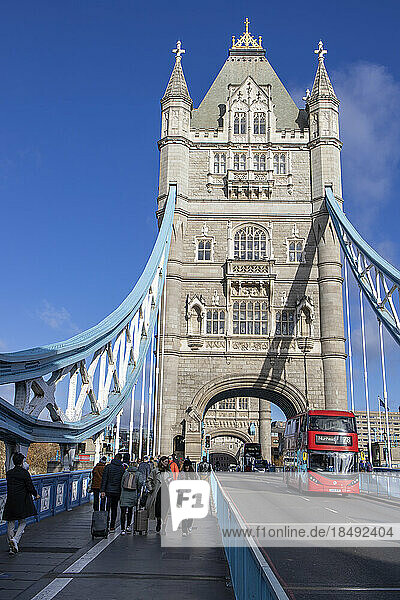 Tower Bridge Approach  London  England  Vereinigtes Königreich  Europa