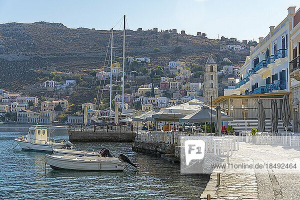 Blick auf Boote im Hafen von Symi Stadt  Insel Symi  Dodekanes  Griechische Inseln  Griechenland  Europa