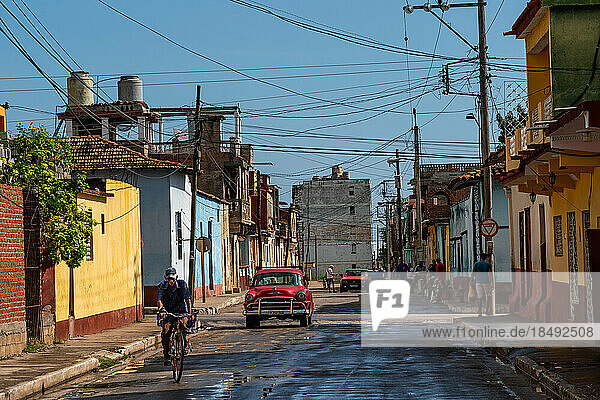 Typische Seitenstraße unter einem Gewirr von Telefondrähten  Trinidad  Kuba  Westindien  Karibik  Mittelamerika
