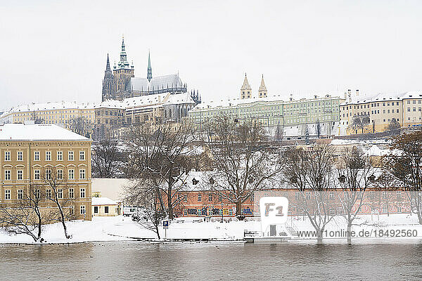 Prager Burg an der Moldau mit Schnee im Winter  Prag  Tschechische Republik (Tschechien)  Europa