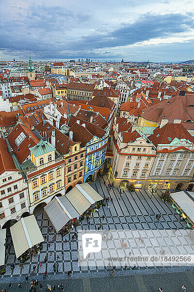Erhöhte Ansicht von Häusern mit roten Dächern von der Prager Astronomischen Uhr am Altstädter Ring aus gesehen  Prag  Tschechische Republik (Tschechien)  Europa