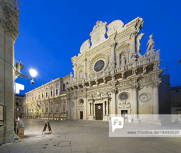 Barocke Fassade der Basilika di Santa Croce  abends beleuchtet  Lecce  Apulien  Italien  Europa