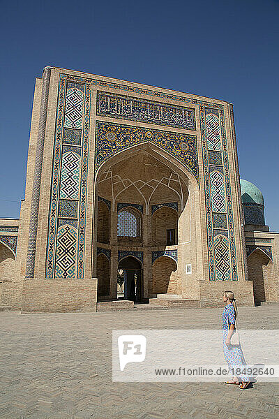 Tourist  Madrassa Barakhon  Hazrati Imam Complex  Taschkent  Usbekistan  Zentralasien  Asien