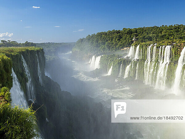 Ein Blick auf die brasilianische Seite des Teufelsschlunds (Garganta del Diablo)  Iguazu-Wasserfälle  UNESCO-Weltkulturerbe  Provinz Misiones  Argentinien  Südamerika