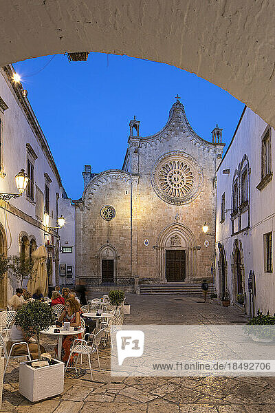 Cattedrale Santa Maria Assunta Kathedrale in der Largo Arcid Teodoro Trinchera Platz und Cafe beleuchtet in Abend  Ostuni  Brindisi Provinz  Apulien  Italien  Europa