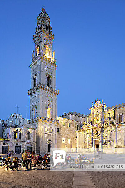 Beleuchteter Campanile und Dom mit Cafés bei Nacht auf der Piazza del Duomo  Lecce  Apulien  Italien  Europa