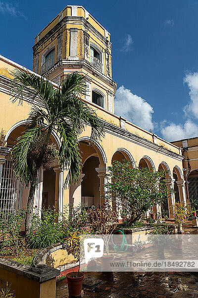 Innenhof und Turm des Herrenhauses eines Zucker- und Eisenbahnbarons aus dem 19. Jahrhundert  Palacio Cantero  Trinidad  Kuba  Westindien  Karibik  Mittelamerika