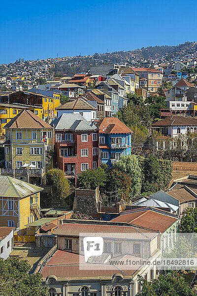 Bunte Häuser in der Stadt an einem sonnigen Tag  Cerro San Juan de Dios  Valparaiso  Chile  Südamerika
